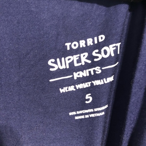 NWOT! TORRID SUPER SOFT NAVY SURPLICE PEPLUM MIDI TOP 5X - Picture 4 of 5